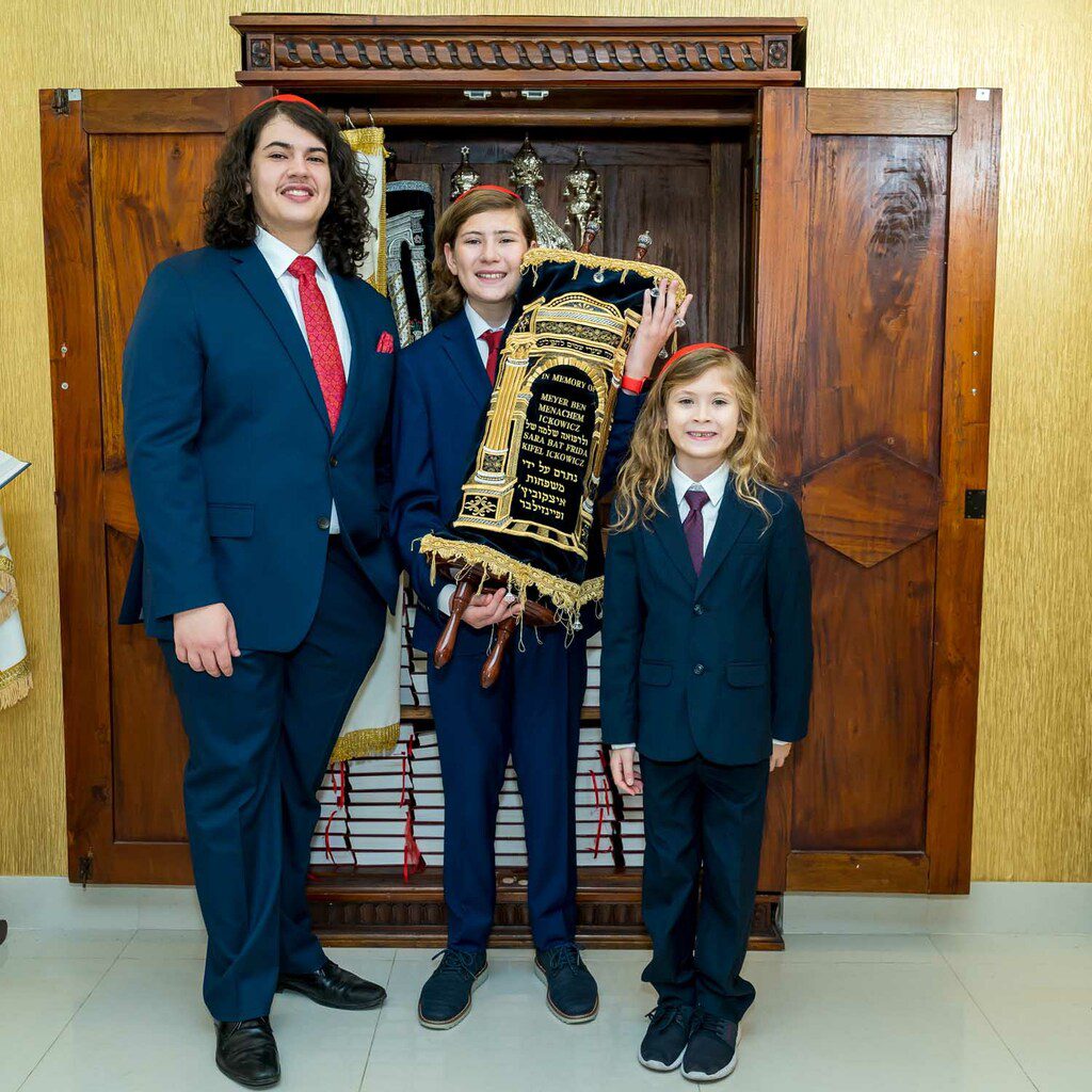 Bar Mitzvah family photoshoot in synagogue.